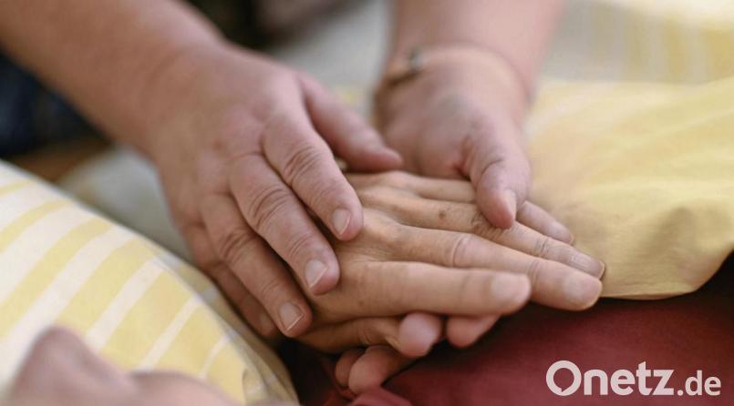 Im Hospiz und in der Palliativstation bekommen Todkranke Begleitung auf dem letzten Weg. Bild: Felix Kästle/dpa