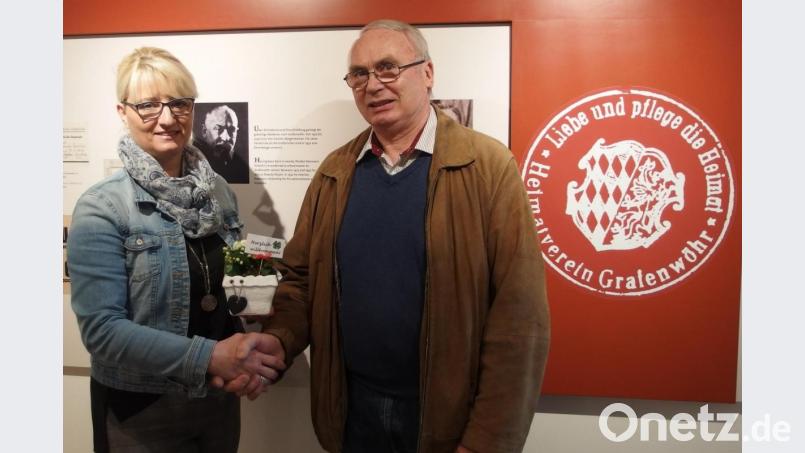 Wilhelm Buchfelder, Vorstand des Heimatvereins, begrüßt Christine Meinl im Museumsteam. Bild: exb