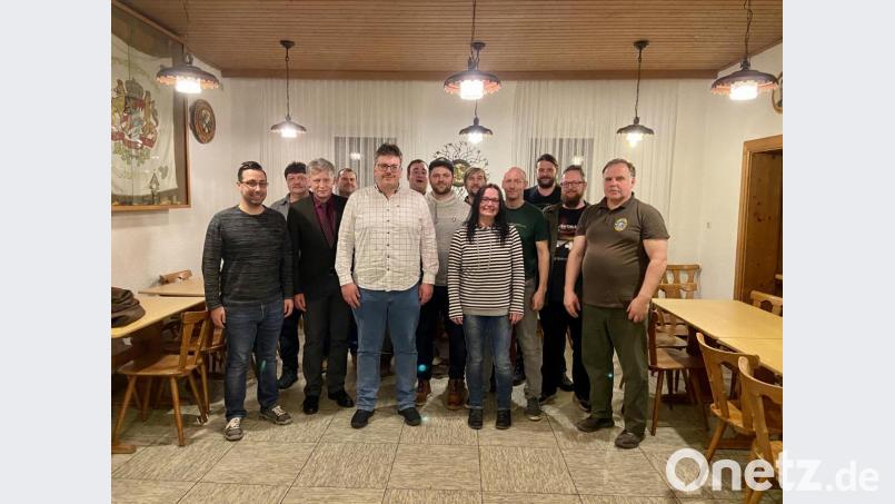 Neuer Vorsitzender Tobias Gühl (Fünfter von links) zusammen mit seinem Vorstandsgremium, dem Jugendbeauftragten der Gemeinde Michael Haubner (links) und Bürgermeister Lothar Müller (dritter von links). Bild: flt