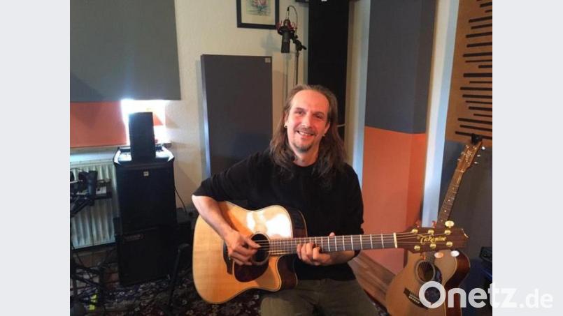 Gitarrist Michael Dandorfer aus Amberg gab zuhause ein Konzert in seinem Musikzimmer. Es wurde live ins Internet übertragen. Am Samstag spielt hier die Band Delicious. Zuschauer virtuell willkommen. Bild: Tanja Dandorfer/ exb