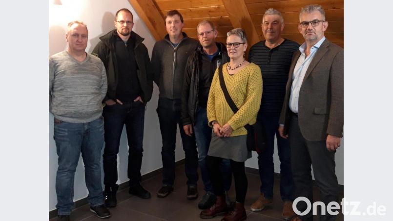 Bürgermeister Roger Hoffmann und Klimaschutzbeauftragter Jürgen Stauber gratulieren den Gewinnern der PV-Aktion Peter und Sybille Kern, Christian Pöhlmann, Matthias Franzeck und Markus Unglaub (von rechts). Bild: Waltraud Lobenhofer