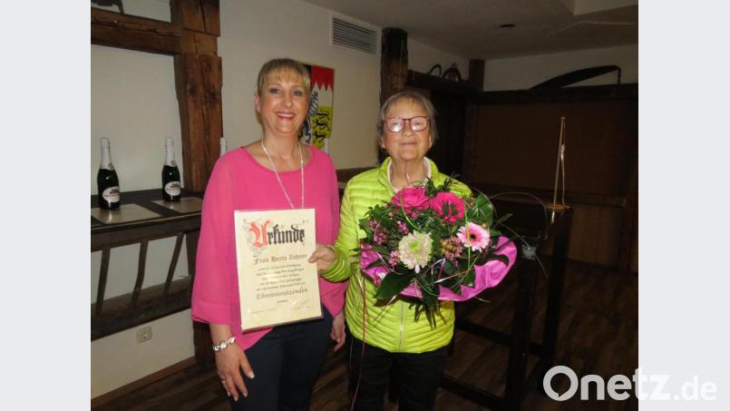 Mit einem Blumenstrauß und der Ernennungsurkunde zur Ehrenvorsitzenden dankt Diana Bayer ihrer Vorgängerin Herta Zahner (rechts). Bild: adj