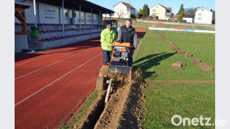 Einbau der Bewässerungsanlage auf den Rasenspielfeldern des SC Kirchenthumbach. Bild: ü