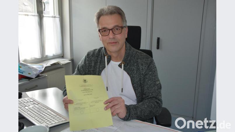 Wahlleiter Klaus Schüßler zeigt einen Stimmzettel für die anstehende Stichwahl um das Amt des Bürgermeisters. Bild: exb