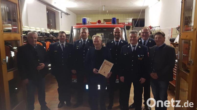 Verdiente Mitglieder wurden bei der Jahreshauptversammlung der Feuerwehr Gösselsdorf geehrt. Bild: exb