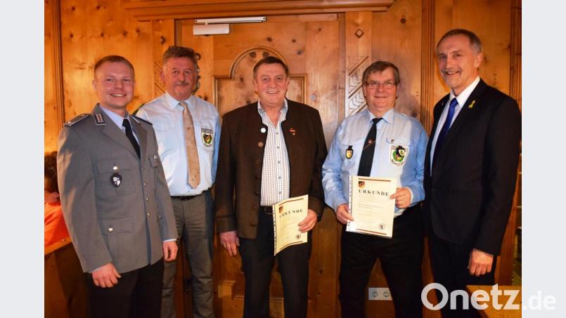 Mitglieder der Reservistenkameradschaft Ammerthal weden geehrt (von links): Mayor Denis Richter (Kompaniechef der Patenkompanie), Georg Paulus (Gemeinderat und Kassier), Hans Weber, Vorsitzender Peter Friedrichs und Reservisten-Kreisvorsitzender Bertram Gebhard. Bild: oe