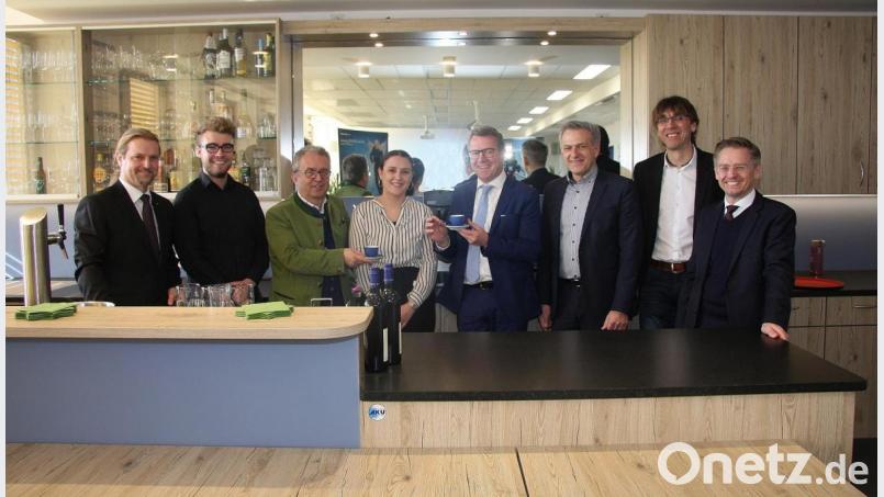 Bevor man ins Gespräch eintauchte, wurde Kaffee angeboten. Im Bild (von links): Studiendirektor André Putzlocher, Fachschüler Yannis Boldt, Toni Dutz, Fachschülerin Melanie Weismeier, MdL Klaus Stöttner, Roland Grillmeier, Schulleiter Thomas Metzler und MdL Tobias Reiß. Bild: wro