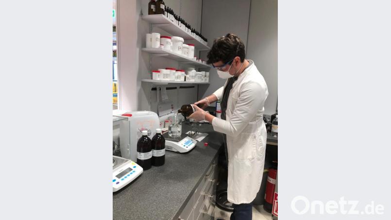 Die Apotheken dürfen über einen befristeten Zeitraum Desinfektionsmittel nach einer Rezeptur der Weltgesundheitsorganisation herstellen. Apotheker Nicolas Strobl tut das in seinem Labor. Bild: exb