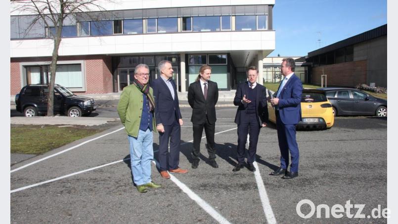 Empfangen wurde MdL Klaus Stöttner am Parkplatz der Berufsschule. Bild: wro