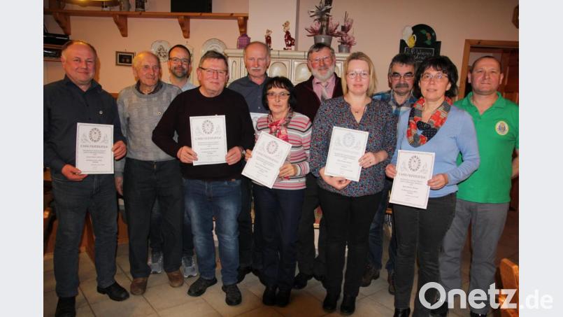 Der OWZ-Zweigverein Griesbach ehrte langjährige Mitglieder. Unser Bild zeigt (von links) Klaus Schöner, Karl Pfeil, Tobias Schön, Hubert Scharnagl, Johann Haberkorn, Ingrid Haberkorn, Bürgermeister Josef Schmidkonz, Bianca Gradl, Josef Riedl, Sabine Siegert und Vorsitzender Günter Gradl. Bild: kro