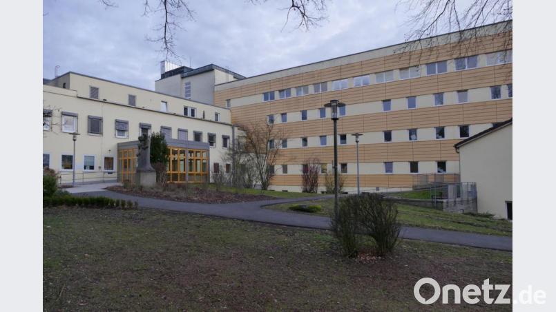 Die Coronasituation hat auch Auswirkungen auf das Krankenhaus in Tirschenreuth. Die Kliniken AG hat die Gynäkologie und Geburtshilfe geschlossen, um Kapazitäten für die Behandlung von Covid-19-Patienten zu schaffen. Bild: tr