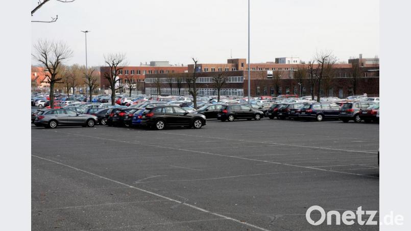 Am Parkplatz der Firma Siemens in Amberg sind derzeit nicht so viele Autos wie gewohnt. Etwa die Hälfte der Belegschaft arbeitet von zu Hause aus. Bild: Stephan Huber