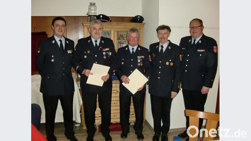 Nach über 40 Jahren in führenden aktiven Funktionen verabschiedete Kommandant Andreas Ringlstetter (von links) die Kameraden Lambert Willax und Siegfried Winklmann in den passiven Dienst. Als Dank und Anerkennung verliehen ihnen Kreisbrandinspektor Hans Gietl und Kreisbrandmeister Helmut Schatz das goldene Ehrenkreuz des Kreisverbandes Schwandorf. Bild: aub