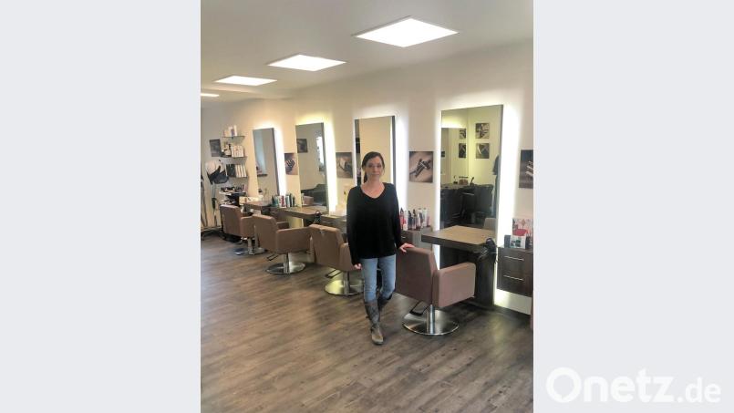 Friseurmeisterin Claudia Hahne im leeren Salon: Seit Dienstag hat sie geschlossen, eine weitere Öffnung kann sie angesichts der Corona-Pandemie gegenüber den Mitarbeitern und den Kunden nicht verantworten. Bild: stg