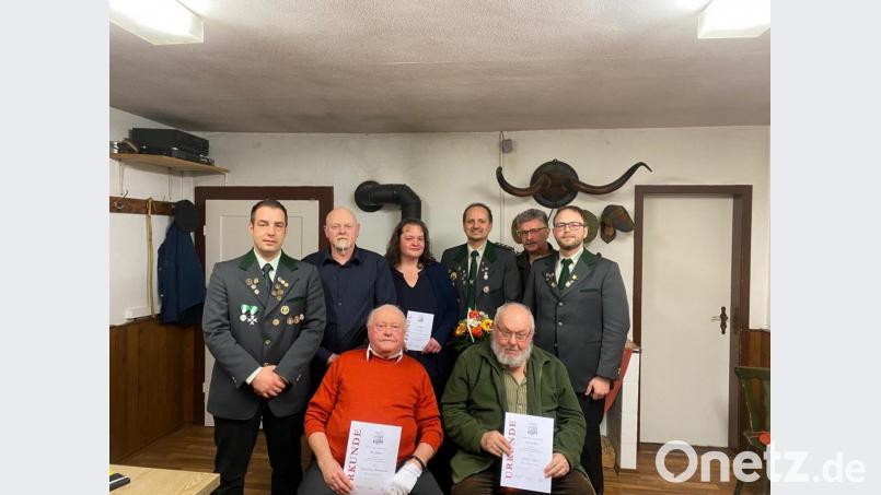 Die Hackelstein-Schützen ehrten langjährige Mitglieder. Im Bild: (von links) Marco Schraml, René Bauer, Emmeram Trottmann, Bettina Ernstberger, Michael Preisinger, Walter Aigner, Wolfgang Braun und Andreas Popp. Bild: exb