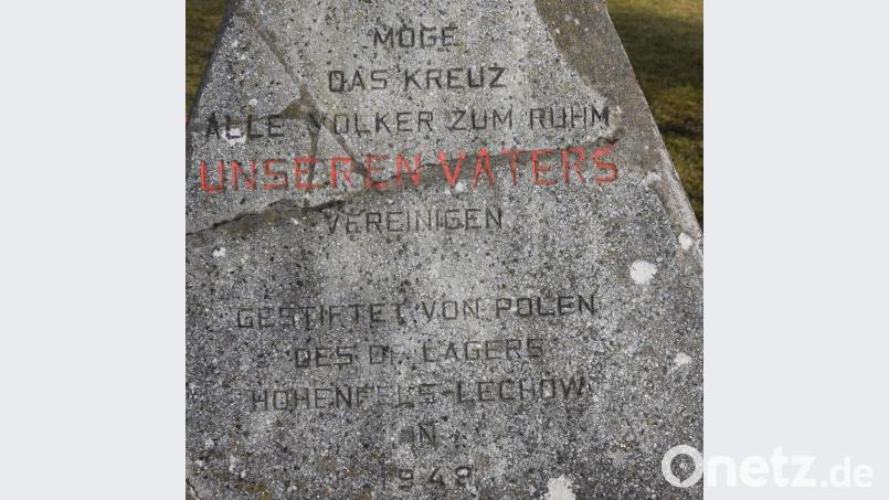 Der Gedenkstein des Polenkreuzes hat einen würdigen Platz beim Postgebäude im Übungsplatz gefunden. Bild: bö