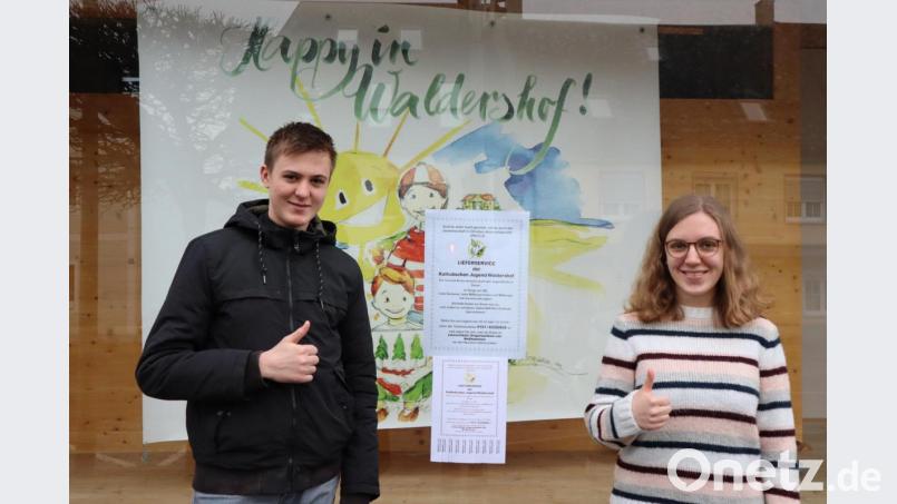 Jonas Stahl und Linda Hofmann von der Katholischen Jugend weisen auf die Unterstützungsaktion hin. Bild: fpoz