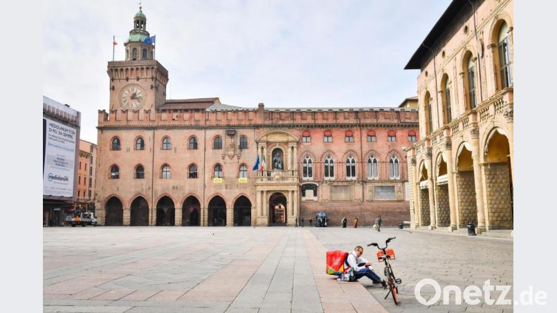 Die Piazza Maggiore in Bologna ist angesichts der Coronavirus-Welle fast menschenleer. Die italienische Regierung hat wegen der rasanten Ausbreitung des Coronavirus die Sperrungen und die Einschränkungen der Bewegungsfreiheit auf das ganze Land ausgeweitet. Bild: Massimo Paolone/dpa