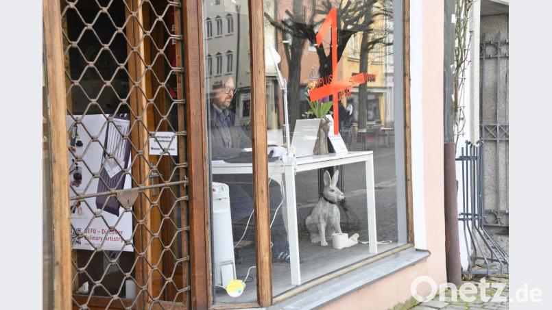 Homeoffice der öffentlichen Art betreibt Tobias Sonna im Schaufenster seines Geschäftes in der Innenstadt mit Blick auf den Oberen Markt. Bild: Petra Hartl