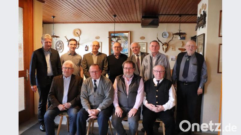 Der Gesangverein Plößberg bleibt unter der Leitung von Karl Höltl und Robert Sladky (vorne, Zweiter und Dritter von links). Die Dirigat von Rainer Weiß (rechts) und Florian Löw (Zweiter von links) befindet sich zur Zeit in einer Übergangsphase bevor 2021 Florian Löw die Hauptarbeit übernehmen wird. Bild: flt