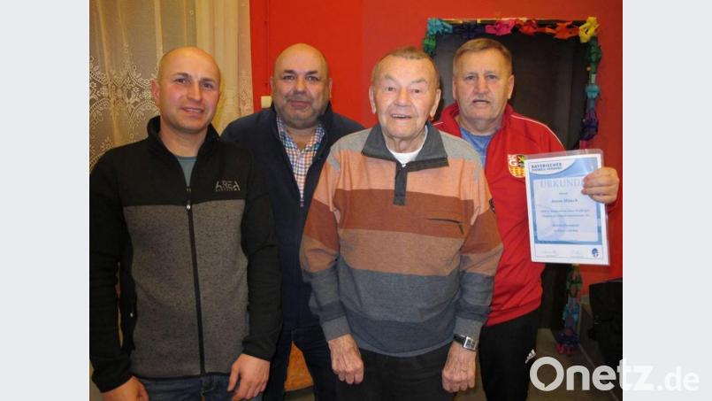 Obmann Thomas Gebele (Zweiter von links) zeichnete Andreas Gossmann, Michael Gradl und Anton Münch (von links) für ihre langjährige Tätigkeit als Fußball-Schiedsrichter aus. Bild: gel