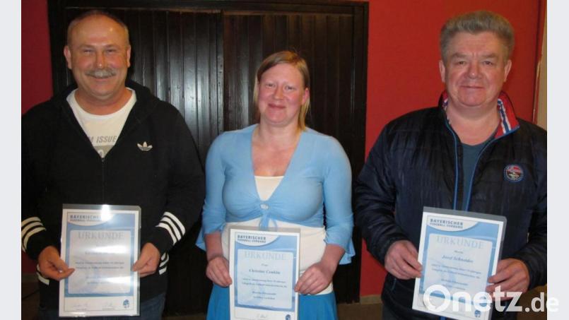 Seit zehn Jahren sind Gerd Stache, Christine Conklin und Josef Schneider (von links) Schiedsrichter. Bild: gel