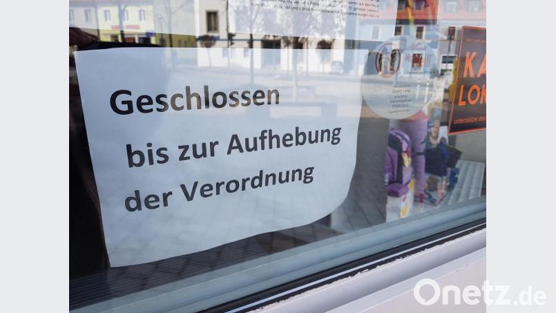 Die Geschäfte im Stadtzentrum in Vohenstrauß haben bis auf wenige Ausnahmen geschlossen. Über Telefon, ihre Internetseiten oder Facebook bleiben die Unternehmer aber mit ihren Kunden in Verbindung. Bild: ck