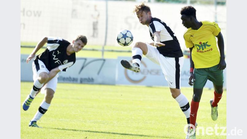 Kai Hempel (Mitte) ist vor seinem Gegenspieler am Ball und klärt die Situation. Solche Szenen gab es lange nicht mehr, über ein Jahr fiel der defensive Mittelfeldspieler des Bayernligisten DJK Gebenbach mit einem Knorpelschaden im Knie aus. Jetzt sorgt das Coronavirus für die nächste Zwangspause. Bild: Hubert Ziegler