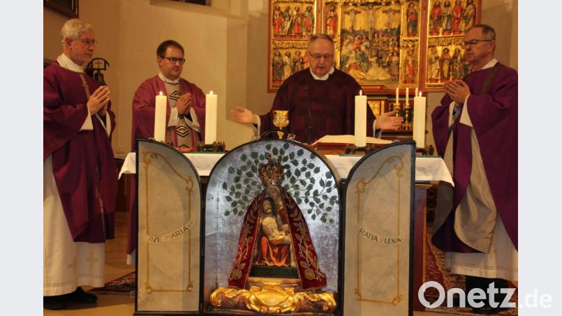Die Konzelebranten der 395. Wallfahrt zur „Lieben Frau von Tirschenreuth“ mit Stadtpfarrer Georg Flierl an der Spitze. Bild: kro