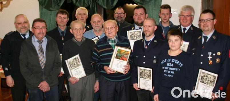 Zahlreiche Ehrungen gab es bei der Jahreshauptversammlung der Feuerwehr Helmbrechts. Im Bild: (von links) Waldershofer Kommandant Stefan Müller, Zweiter Bürgermeister Karl Busch, Andreas Kellner, Alois Kellner, Vorsitzender Konrad Ernstberger, Hans Malzer, Johann Fachtan („Tannerbauer“), Wolfgang Gmeiner, Kommandant Thomas Stilp, Hubert Kellner, Patrick Döppel, Felix Kellner, Reinhold Kappauf und Josef Kellner. Bild: fpoz