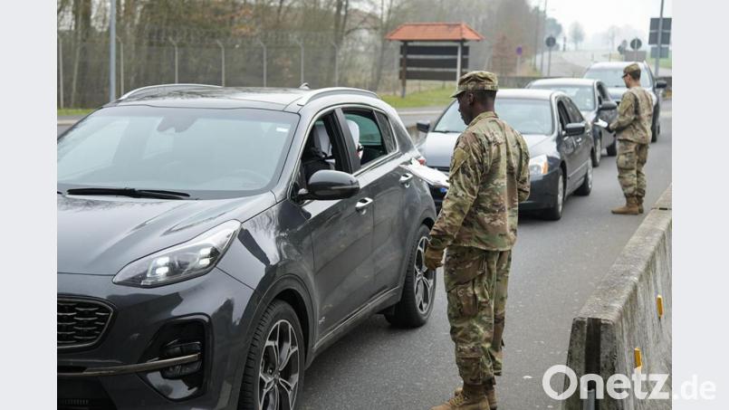 Als vorbeugende Maßnahme befragen US-Soldaten jeden bei der Einfahrt ins Kasernengelände über den Gesundheitszustand und ob Reisen oder Kontakt mit infizierten Personenkreisen stattgefunden haben. Bild: Markus Rauchenberger/exb
