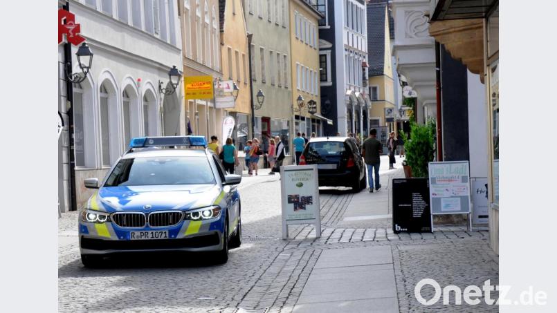 Ein Foto aus dem vergangenen Sommer: Ein Streifenwagen fährt durch die Altstadt. Jetzt in der Coronakrise zeigt die Polizei noch mehr Präsenz auf den Straßen, um die Einhaltung der Ausgangsbeschränkungen zu überwachen. Archivbild: Stephan Huber