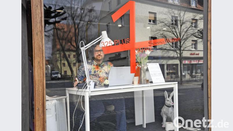 Homeoffice der öffentlichen Art betreibt Tobias Sonna im Schaufenster seines Geschäftes in der Innenstadt mit Blick auf den Oberen Markt. Bild: Petra Hartl