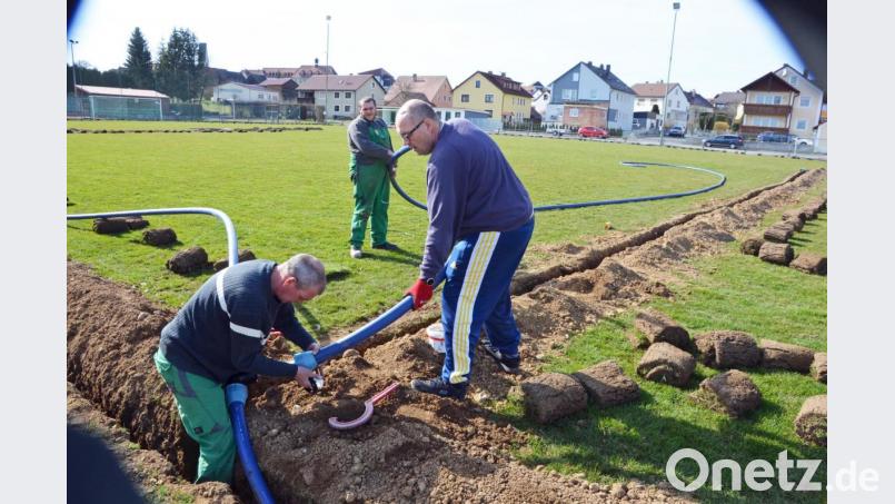 Einbau der Bewässerungsanlage auf den Rasenspielfeldern des SC Kirchenthumbach. Bild: ü