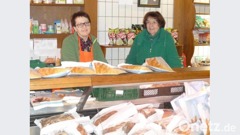 Brot und Gebäck ist diesmal deutlich weniger. Die beiden ehrenamtlichen Helferinnen hoffen, dass es trotzdem für alle reicht. Bild: Portner