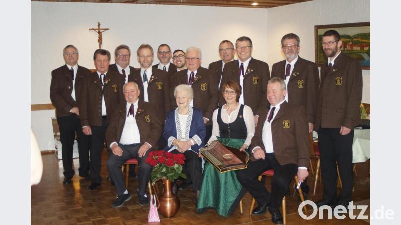 Die Mitglieder des Männergesangvereins „Gemütlichkeit“ Weihern überbrachten „ihrer“ Vereinswirtin die Geburtstagsglückwünsche in musikalischer Form. Bild: slh