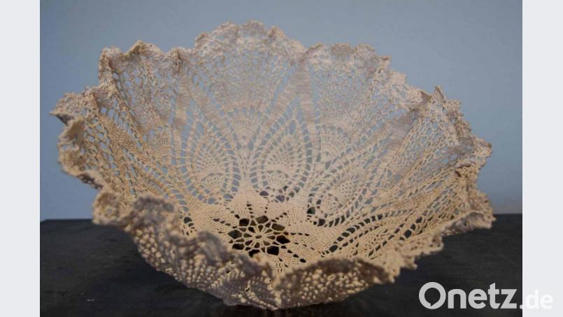 Das filigrane Häkelmuster bleibt bei der fertigen Schale schön erhalten. Jetzt kann sie nach Lust und Laune gefüllt werden. Bild: DIY Academy