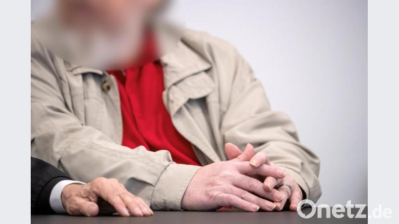 Ein wegen Mordes angeklagter Mann sitzt vor Prozessbeginn im Sitzungssaal im Landgericht Nürnberg-Fürth. Foto: Daniel Karmann/dpa/Archivbild Bild: Daniel Karmann