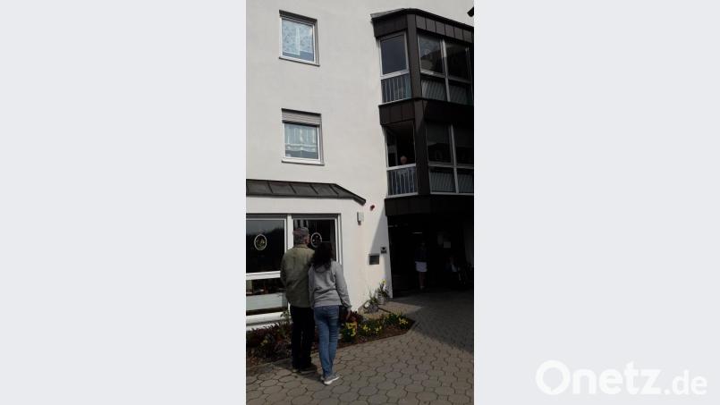 Angehörige gehen, so oft es möglich ist, zum Seniorenheim St. Martin. Der Eingang ist für sie zum Schutz der Bewohner vor dem Coronavirus verschlossen. Aber über den Balkon können Oma und Kinder oder Enkel miteinander reden, sich sehen und sich trotz Distanz ein Stück weit nahe kommen. Bild: exb/Stefanie Schricker