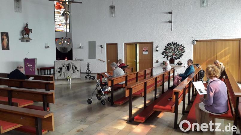 Da die Gottesdienste bis auf Weiteres ausfallen, kommen kleine Bewohnergruppen des Caritas Altenheims in der Hauskapelle zusammen, um gemeinsam mit Ruhestandsgeistlichem Pfarrer Richard Busch ins Gebet zu gehen. „Hl. Corona, bitte für uns“ spreche sie die frühchristliche Märtyrerin an, die auch Stephania genannt wir. Sie ist Patronin des Geldes, der Fleischer und Schatzgräber, aber auch gegen Unwetter und Seuchen zuständig. Bild: exb/Stefanie Schricker