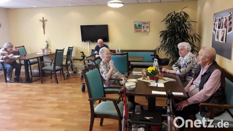 Um den Bewohnern im Caritas-Altenheim St. Martin ein Stück Normalität zu bieten, können sie in den Wohnbereichsküchen in kleinen Gruppen essen. Auch hier achten die Senioren selbst penibel auf den vorgeschriebenen Sicherheitsabstand. Keiner möchte den anderen auch nur annähernd gefährden. Bild: exb/Stefanie Schricker