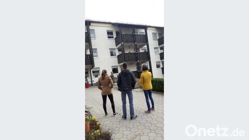 Angehörige gehen, so oft es möglich ist, zum Seniorenheim St. Martin. Der Eingang ist für sie zum Schutz der Bewohner vor dem Coronavirus verschlossen. Aber über den Balkon können Oma und Kinder oder Enkel miteinander reden, sich sehen und sich trotz Distanz ein Stück weit nahe kommen. Bild: exb/Stefanie Schricker