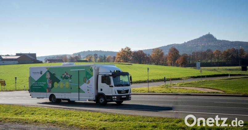 Der mobile Dorfladen der Steinwald-Allianz ist auch während der Corona-Krise unterwegs. Bild: exb