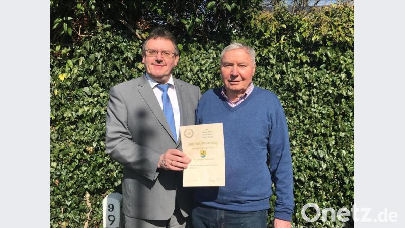 Bürgermeister Hans-Martin Schertl (links) überbringt dem Jubilar Joachim Richter die Glückwünsche der Stadt Vilseck. Bild: Stefanie Gradl