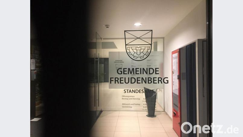 Im Gemeindezentrum brennt zwar Licht. Die Tür ist aber abgeschlossen - Notbetrieb bei der kommunalen Verwaltung. Bild: gri