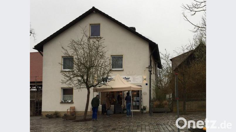 Einkaufen mit Sicherheitsabstand: Immer nur zwei Kunden dürfen in den Verkaufsraum des Bäckers. Damit die anderen draußen nicht nass werden, hat Bäckermeister Marco Ries ein Zelt aufgestellt. Bild: gri