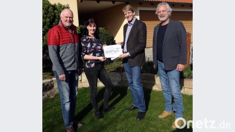 PD-Vorsitzender Michael Rischke (Zweiter von rechts) überreichte mit seinem Stellvertreter Norbert Mitlmeier (rechts) die Spende an Marion Graml, links im Bild Seniorenbeauftragter Norbert Schmid. Bild: exb