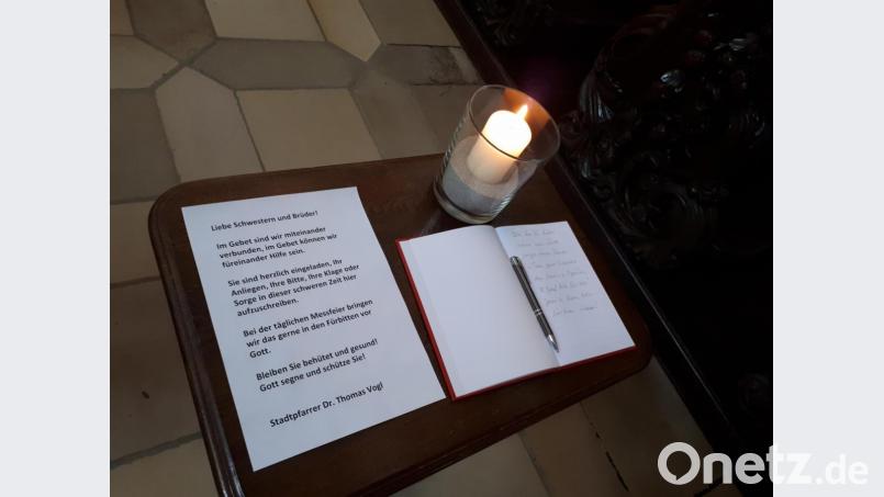 Zum persönlichen Gebet geöffnet ist weiterhin die Basilika. Dort liegt seit einigen Tagen ein Anliegenbuch auf. Die Bitten und was sonst die Menschen bewegt, nehmen die Seelsorger gerne in die Messfeiern und persönliche Gebete
 mit auf. Bild: pz