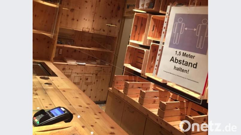 Abstand halten, wenn möglich mit Karte zahlen: Die Kunden der Bäckerei Ries stehen mittlerweile hinter einer Plexiglas-Scheibe. Bild: gri