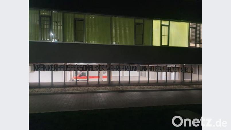 In der Nacht zum Samstag danken bislang Unbekannte mit einem riesigen Banner an der Notaufnahme des Klinikum Weiden den Ärzten und Pflegern für ihren Einsatz. Bild: exb
